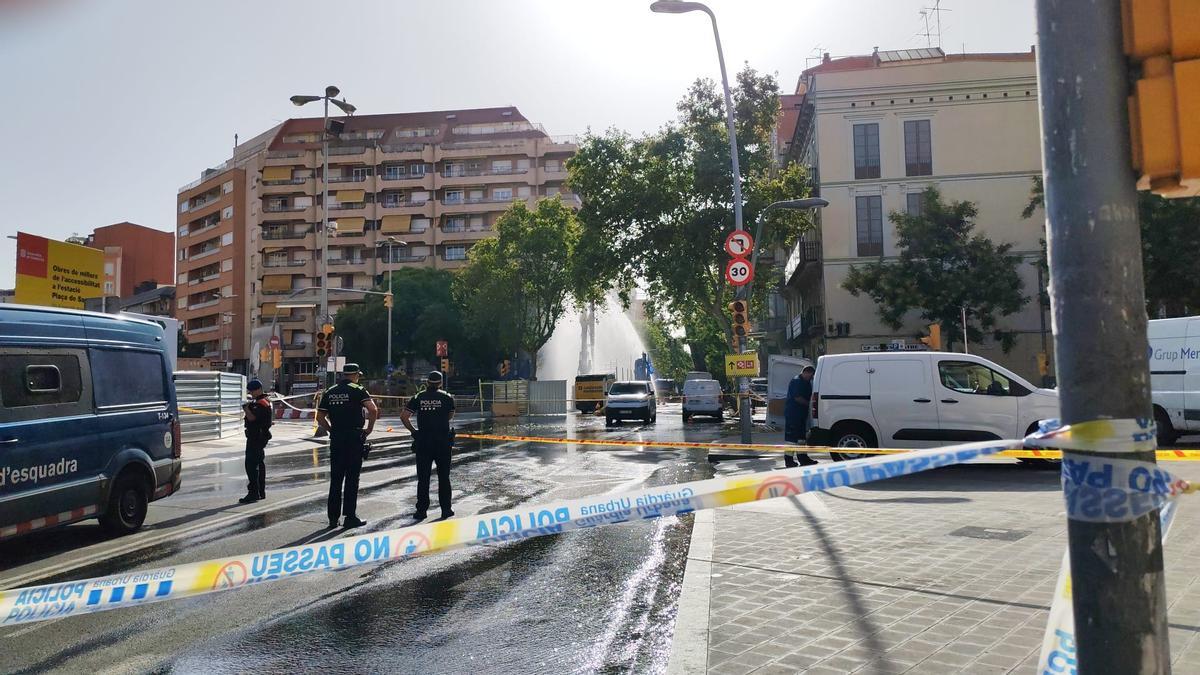 Estado de la plaza de Sants de Barcelona, a primera hora de la mañana de este jueves 23 de julio, tras la deflagración de gas en las obras del Metro