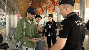 La Policía Nacional efectúa controles aleatorios en el aeropuerto Josep Tarradellas.