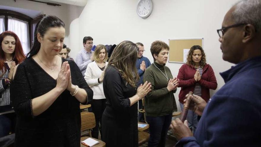 Un grupo de alumnos sigue las instrucciones de meditación del experto en &quot;mindfulness&quot; Samikannu Peter, ayer, en un aula de la Facultad de Psicología.