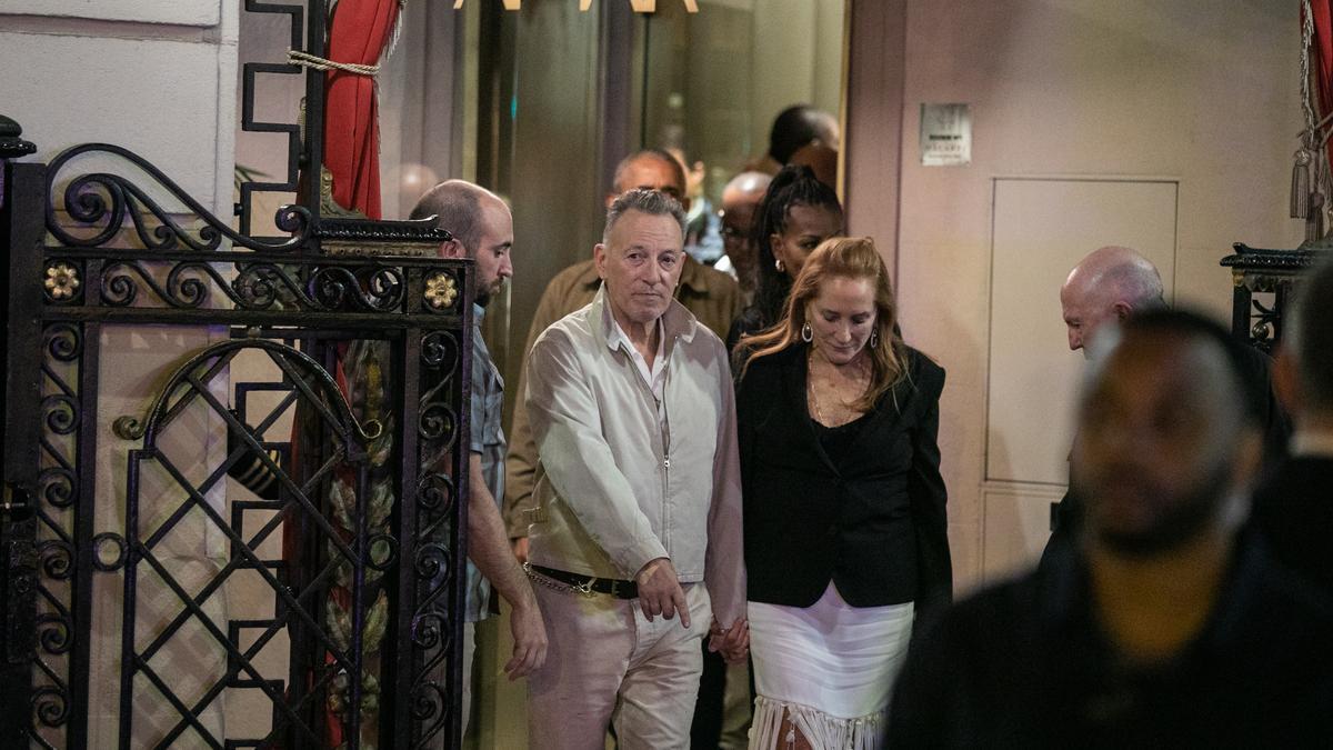 Bruce Springsteen sale del restaurante Amar con su mujer, Patti Scialfa, tras cenar con Barack Obama y Steven Spielberg en abril de 2023.