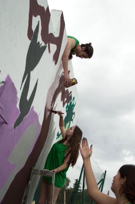 Una veintena de alumnos de Bachillerato de Arte del IES Universidad Laboral transforma en tres días un pintarrajeado depósito de agua de Parques y Jardines en una obra de arte.