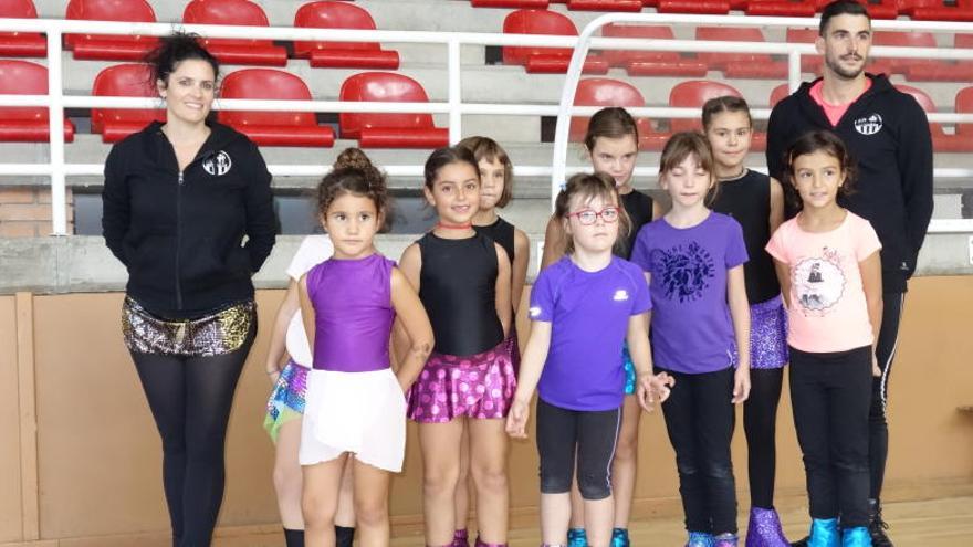 Judit Subirana i Lluís Vall amb alguns del patinadors del nou club