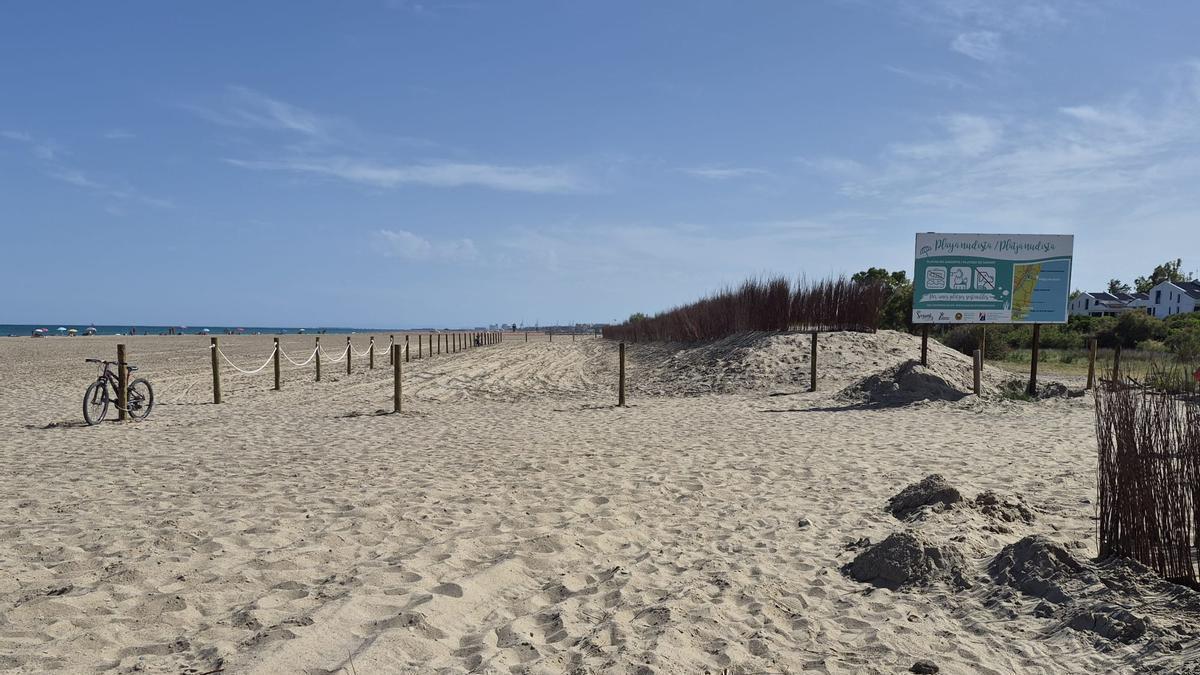 Imatge de l’accés nord a la platja nudista de Sagunt abans de prolongar les tanques de fusta