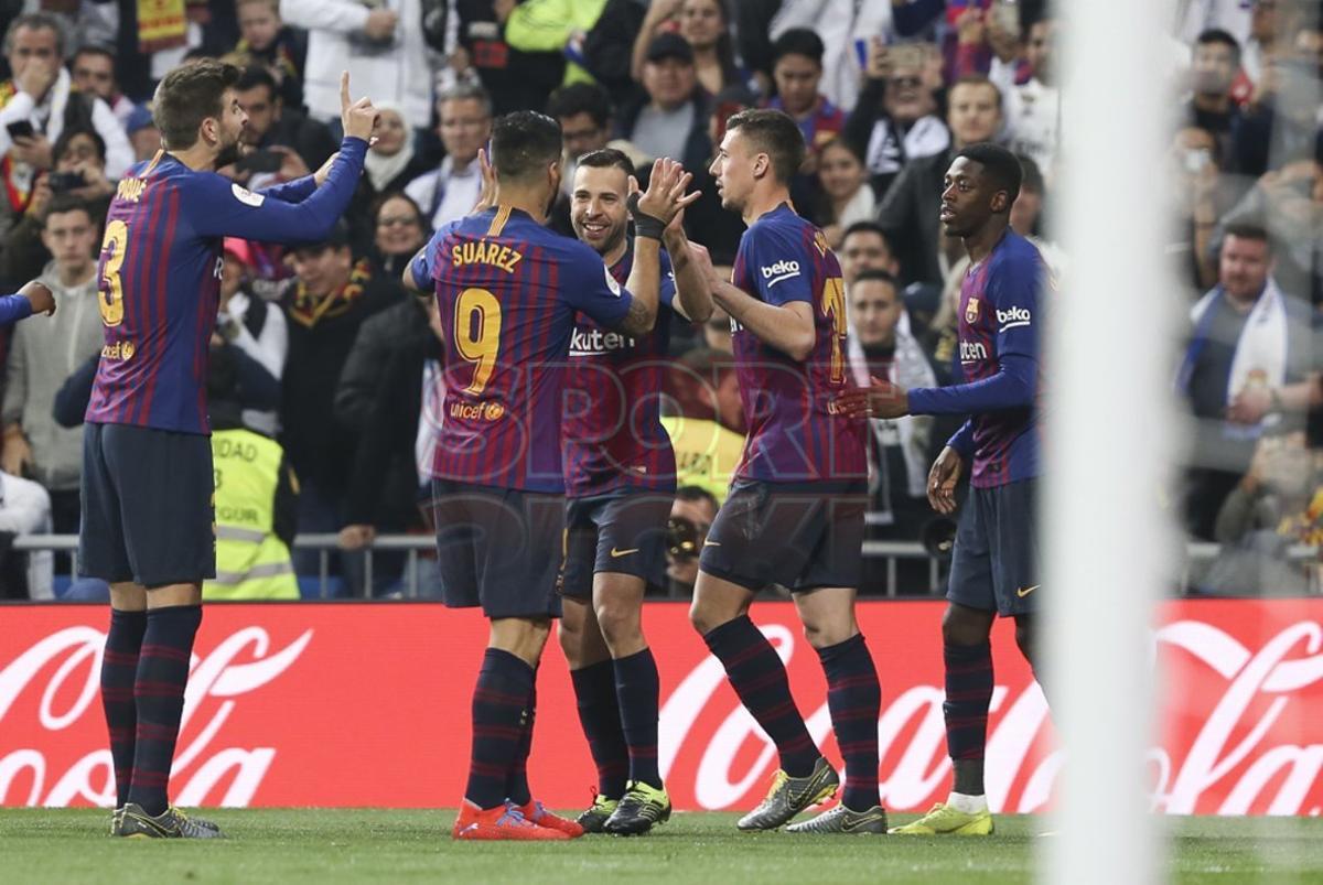 Luís Suárez junto a Jordi Alba y Clement Lenglet celebra un gol durante el partido de vuelta de semifinales de la Copa del Rey que Real Madrid y FC Barcelona disputan esta noche en el estadio Santiago Barnabéu, en Madrid. Luís Suárez junto a Jordi Alba y Clement Lenglet celebra un gol durante el partido de vuelta de semifinales de la Copa del Rey que Real Madrid y FC Barcelona disputan esta noche en el estadio Santiago Barnabéu, en Madrid.