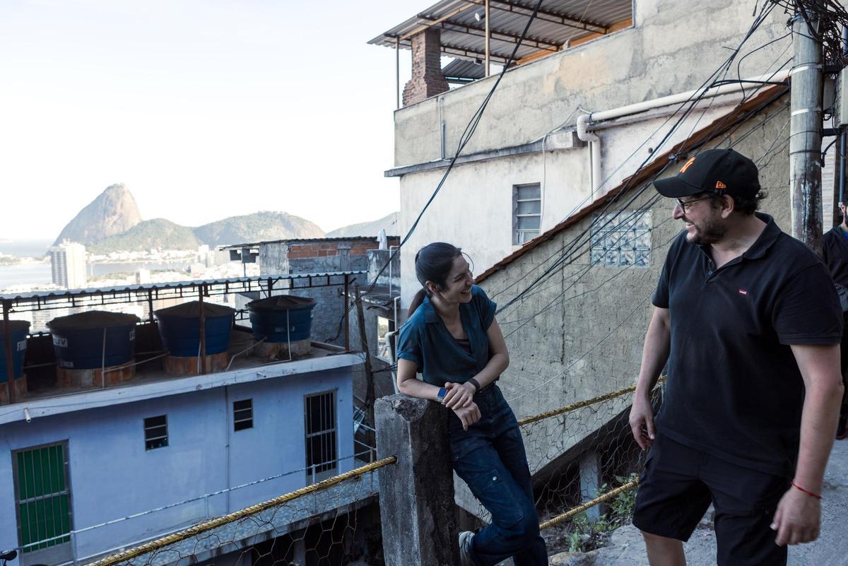 Dani de la Torre, con la actriz cubana Mariela Garriga que actuó en varias entregas de "Misión Imposible". En la foto, en un descanso del rodaje de "Zeta", en Río de Janeiro.