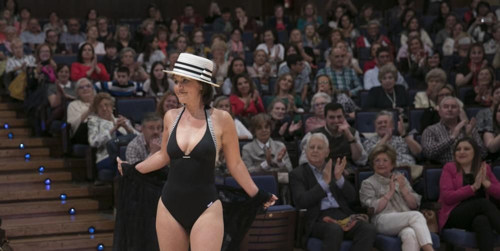 Desfile en el Auditorio de mujeres afectadas por cáncer de mama