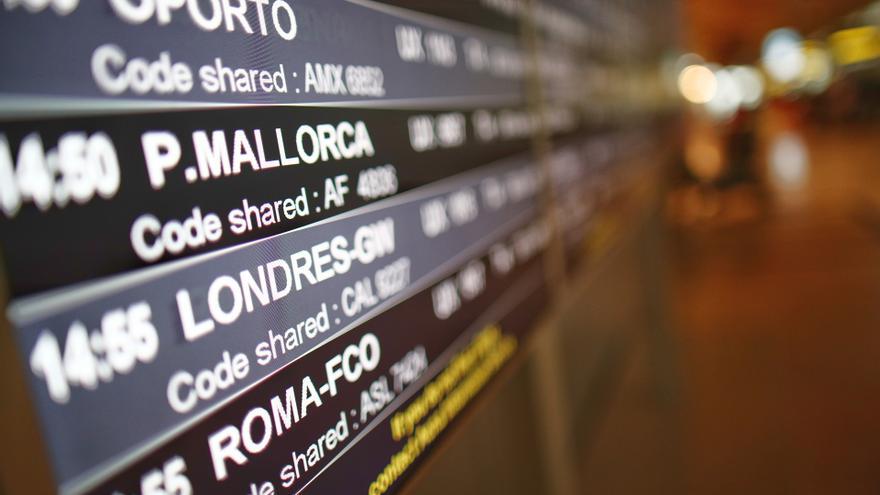 Un panel de vuelo en la terminal T4 del Aeropuerto Adolfo Suárez Madrid-Barajas.