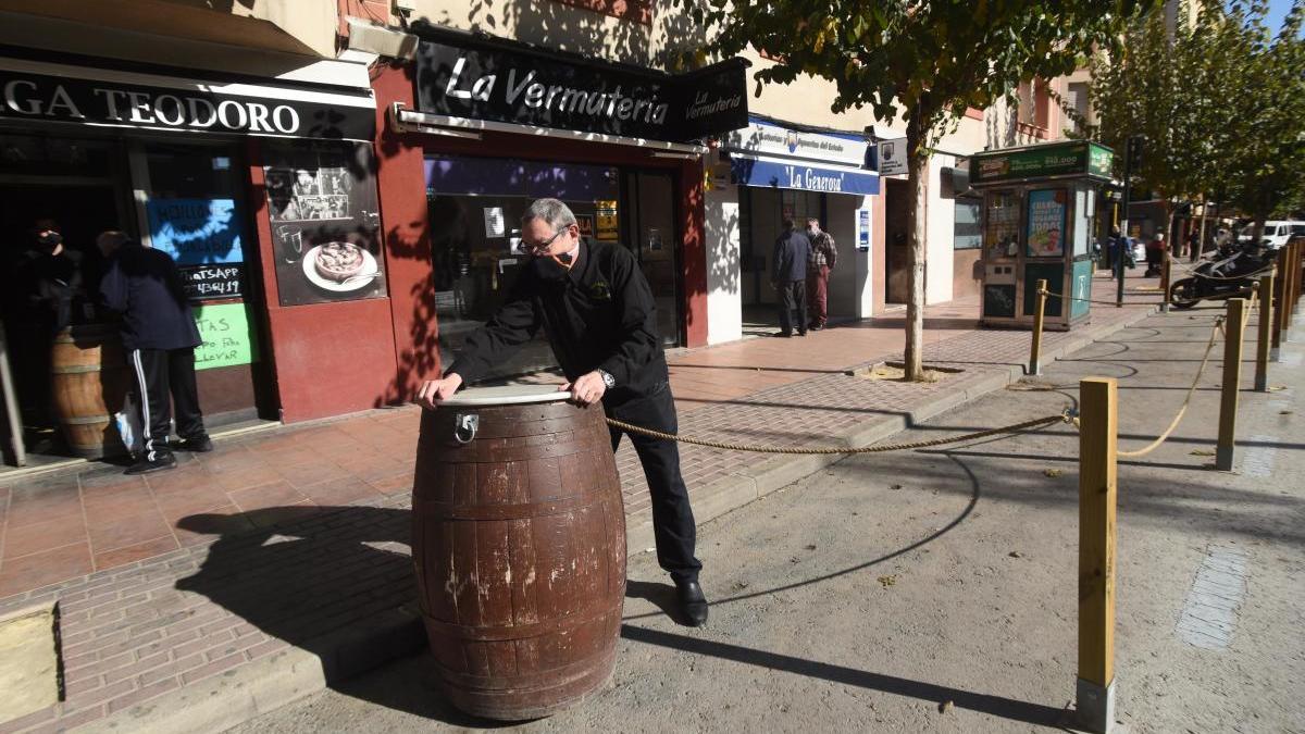 Algunos hosteleros comenzaron ayer a preparar sus negocios para la reapertura