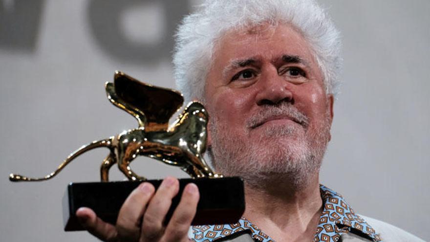 Almodóvar salda cuentas con Venecia al recibir el León de Oro honorífico