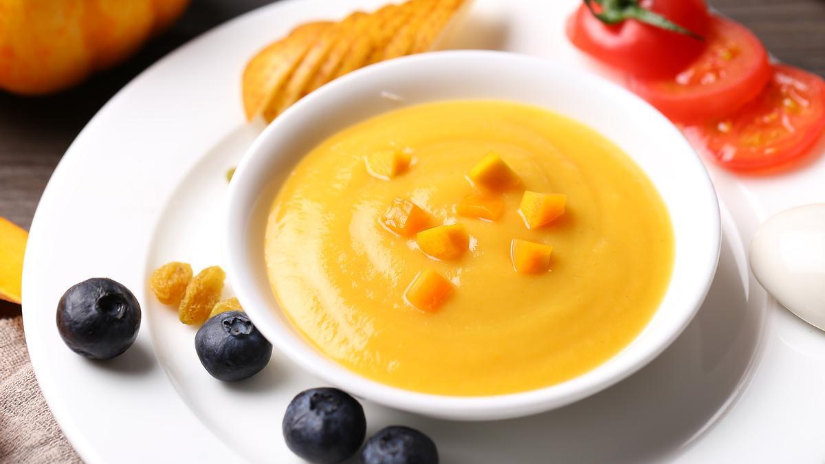 La crema depurativa de zanahorias y cebolla te ayudará a perder peso de forma sana.