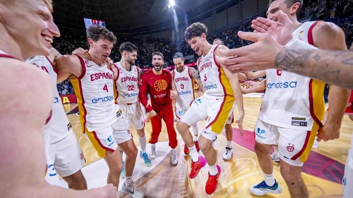 Álex Reyes, a la dreta, en la celebració de l'equip estatal
