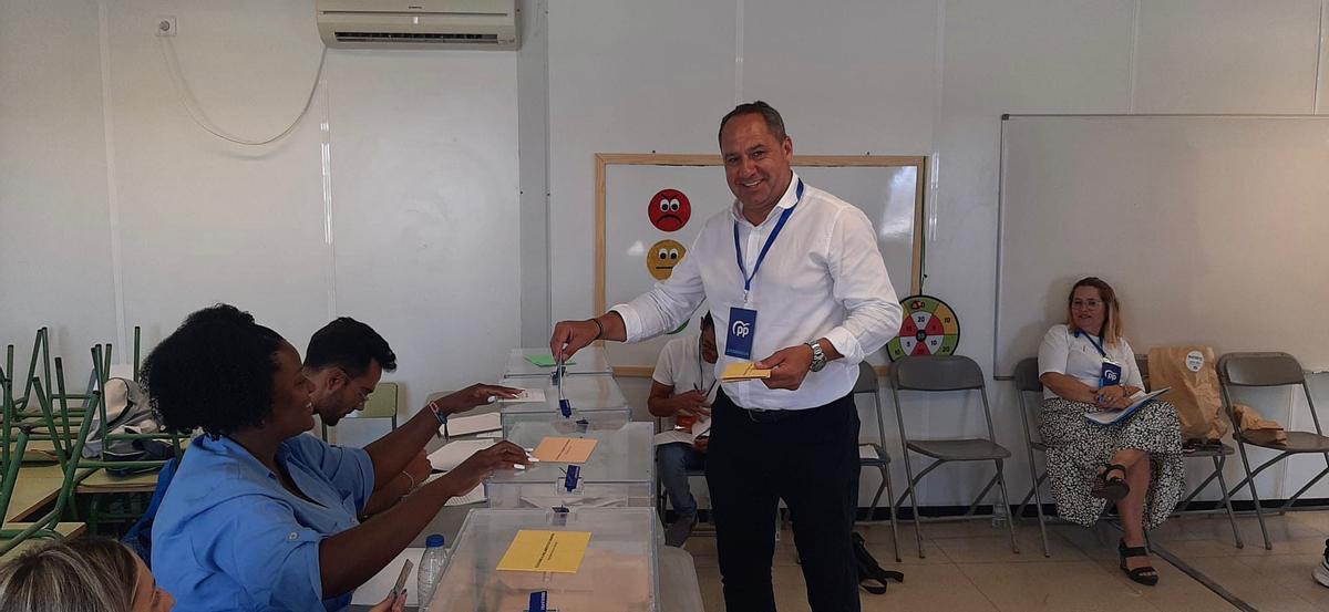 Juan Monzón (PP de Yaiza), deposita su voto el 28M.