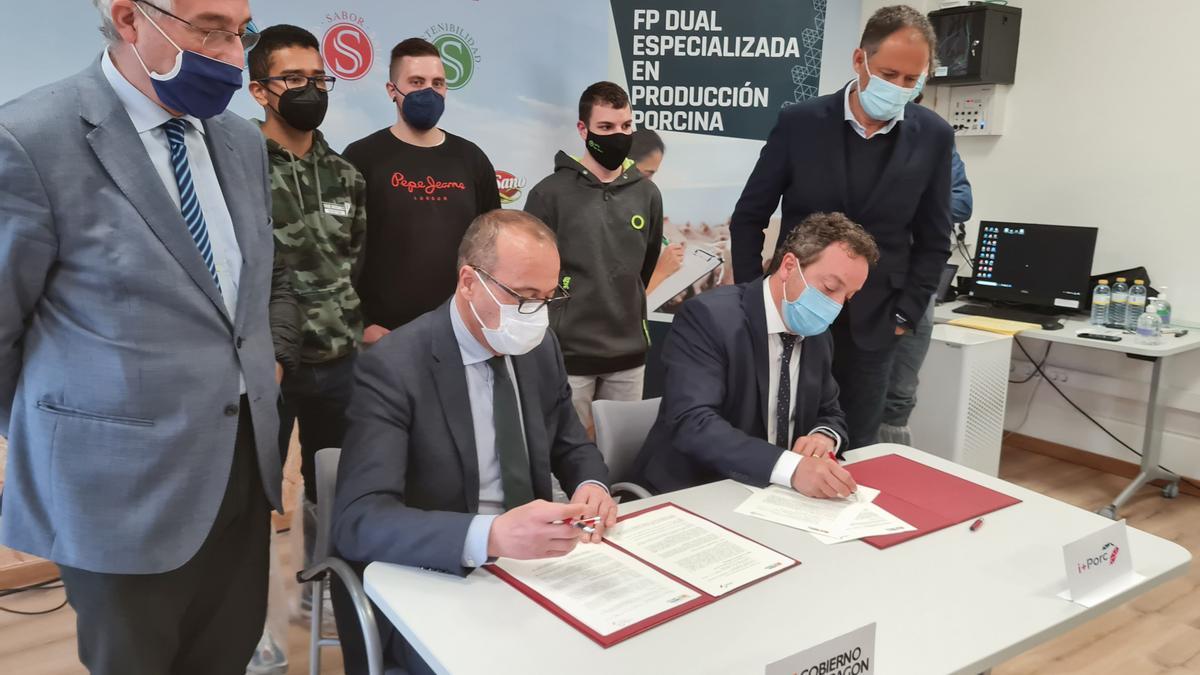 Firma del acuerdo entre la DGA y el Clúster Nacional de Ganado Porcino, ayer