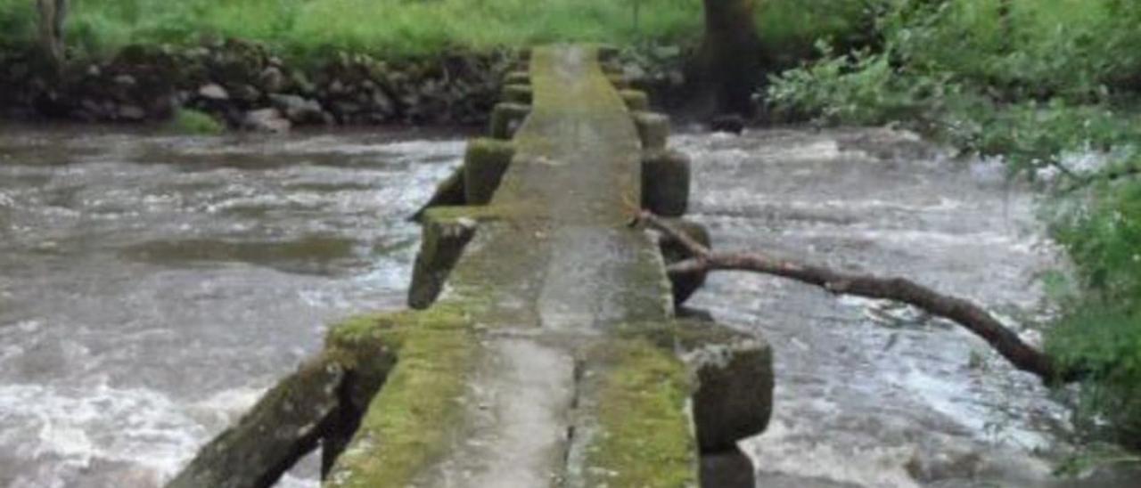 Uno de los poldrados a su paso por el río Arnoia en A Merca. / | / CHMS