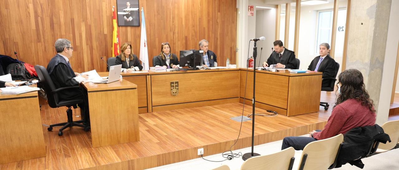 El fisioterapeuta acusado, de espaldas, en el juicio que se celebró en la Audiencia de Vigo.