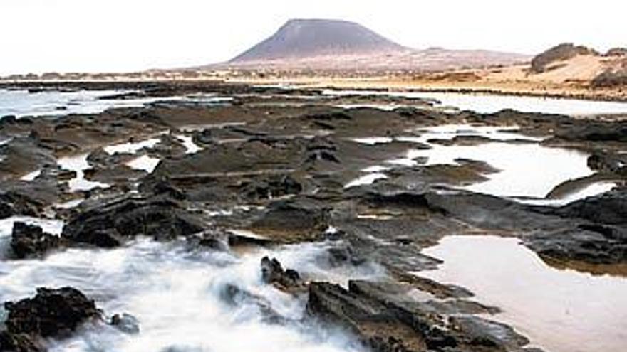 Vertiente este de La Graciosa con la Montaña Amarilla al fondo.