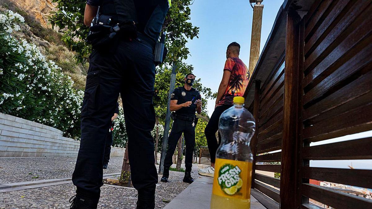 Dispositivo policial antibotellón en el parque de la Ereta. | PILAR CORTÉS