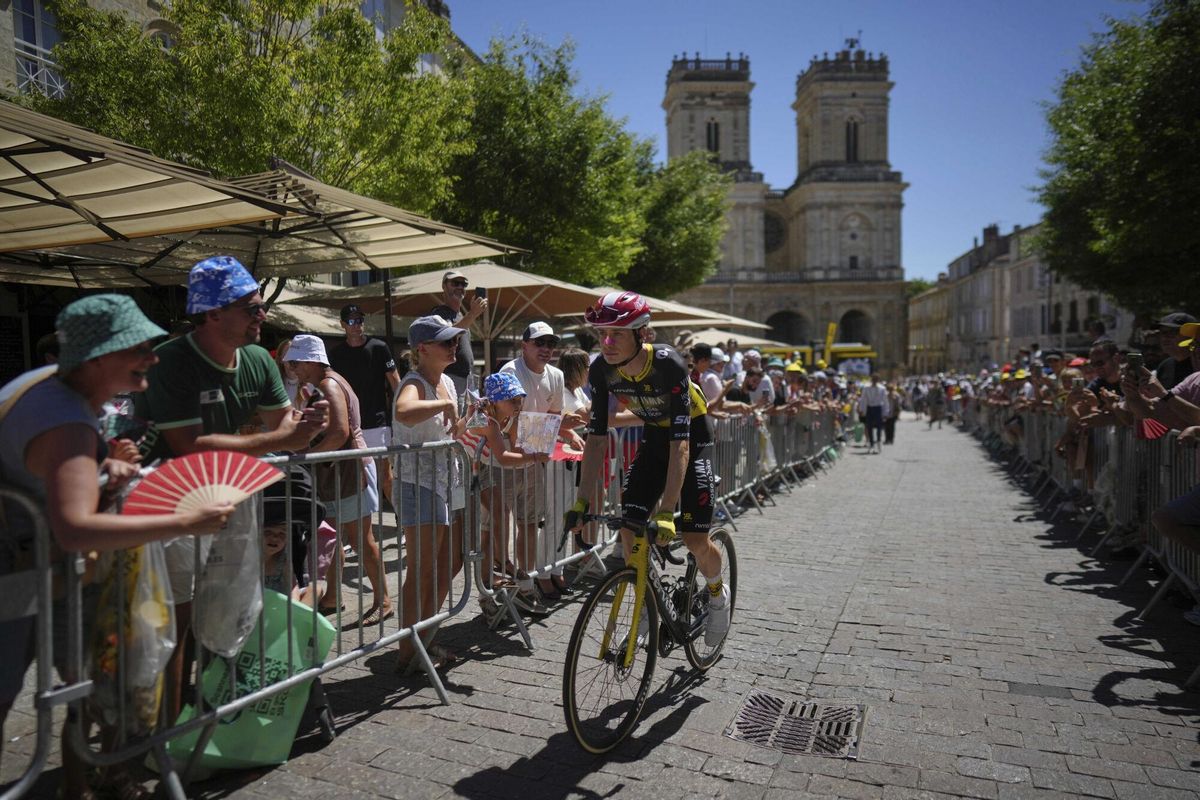 Denmarks Jonas Vingegaard arrives for the start of the twelfth stage of the Tour de France cycling race over 180.6 kilometers (112.2 miles) with start in Auch and finish in Hautacam, France, Thursday, July 17, 2025. (AP Photo/Thibault Camus) Associated Press/LaPresse. EDITORIAL USE ONLY/ONLY ITALY AND SPAIN