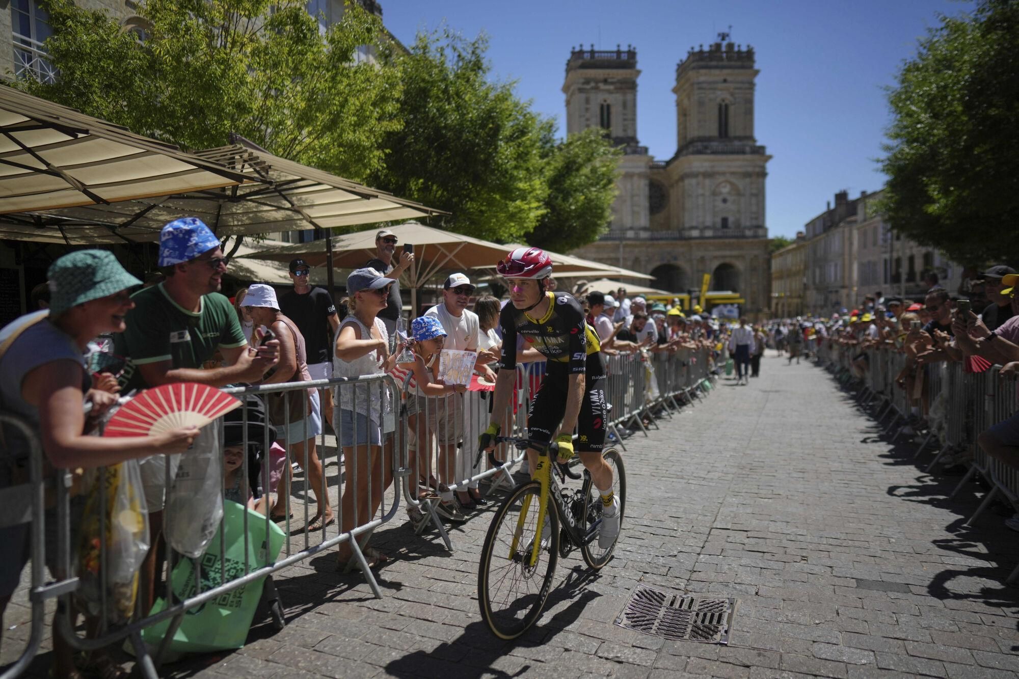 Denmark's Jonas Vingegaard arrives for the start of the twelfth stage of the Tour de France cycling race over 180.6 kilometers (112.2 miles) with start in Auch and finish in Hautacam, France, Thursday, July 17, 2025. (AP Photo/Thibault Camus) Associated Press/LaPresse. EDITORIAL USE ONLY/ONLY ITALY AND SPAIN