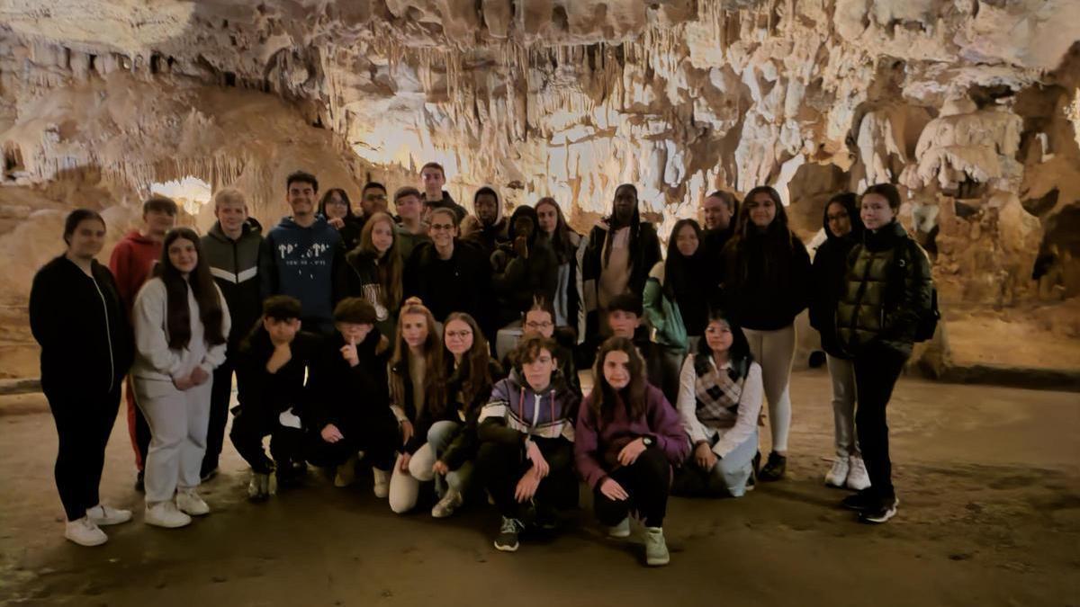 Los estudiantes del IES Pablo Serrano durante su viaje de intercambio a Nay (Francia).