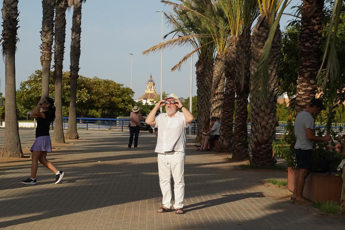 En imágenes: así han vivido los sevillanos el eclipse solar