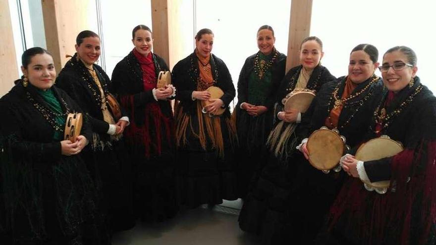 Grupo de cantareiras Barallocas, de la asociación cultural O Amanexo, de Dexo.