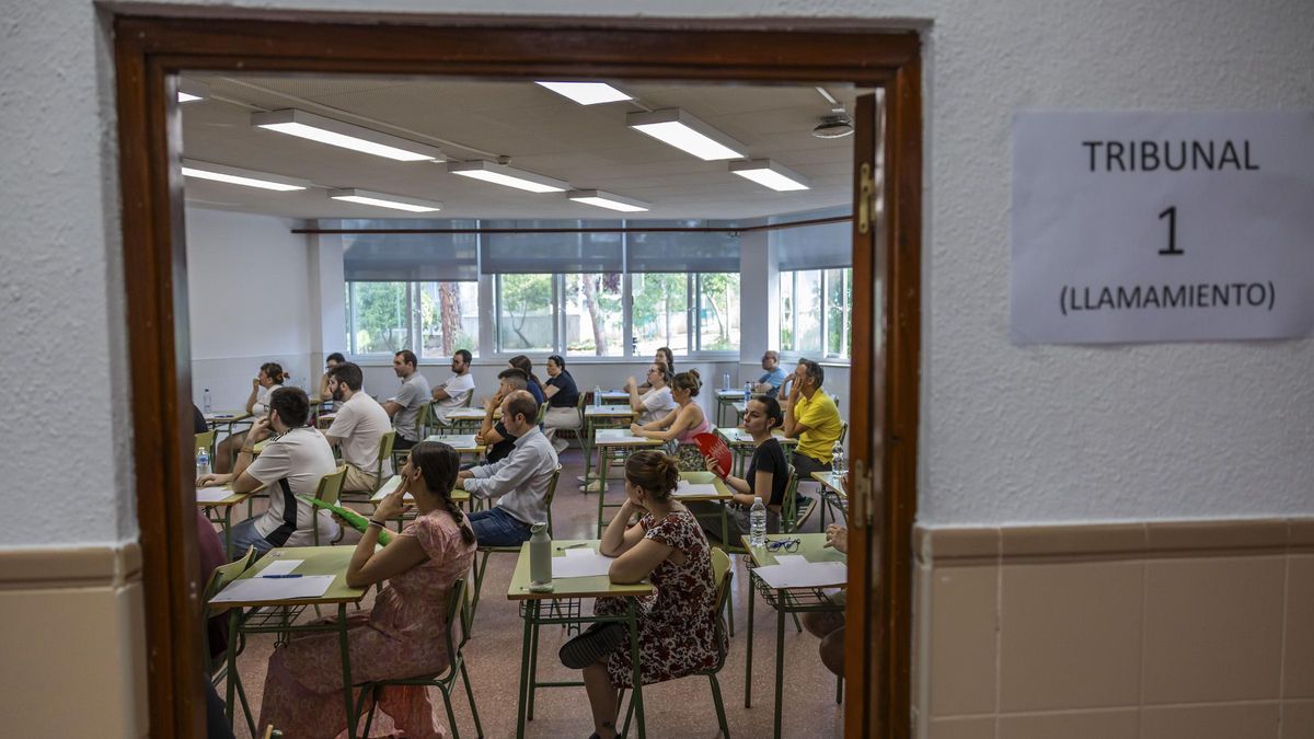 Opositores en un aula, algunos con abanicos, el pasado sábado.