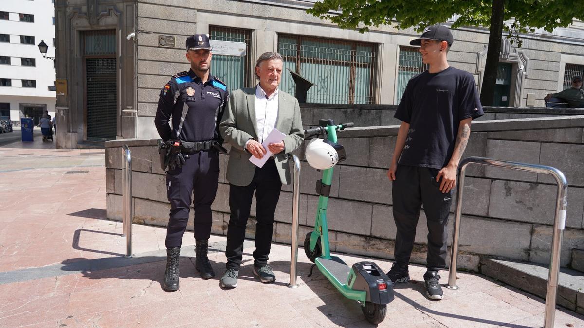 Por la izquierda, el inspector Diego Cortina, José Ramón Prado y Víctor Velázquez con un patinete de alquiler, esta mañana, en Porlier.