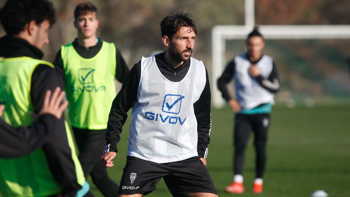 Álex Bernal en un entrenamiento del Córdoba CF celebrado en la Ciudad Deportiva.