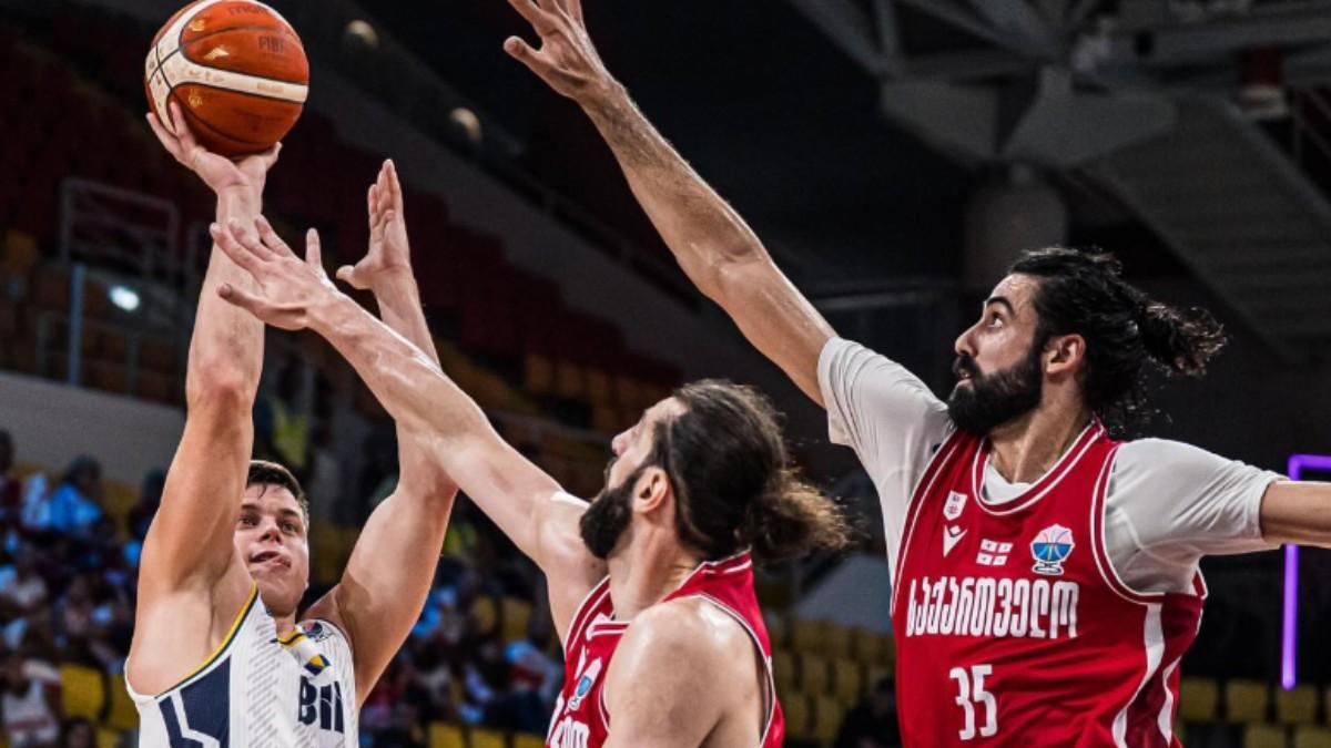 Amar Alibegovic, defendido por Toko Shengelia en el pasado Eurobasket