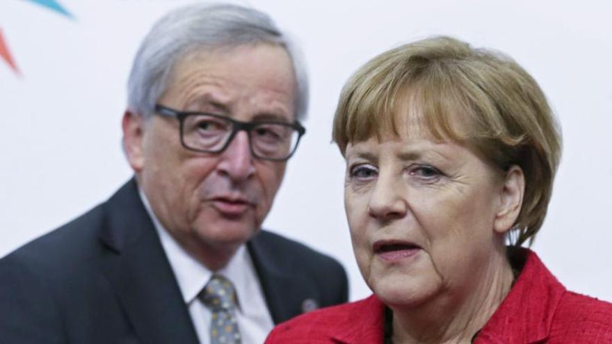 Jean-Claude Juncker y Angela Merkel, en una imagen de archivo.