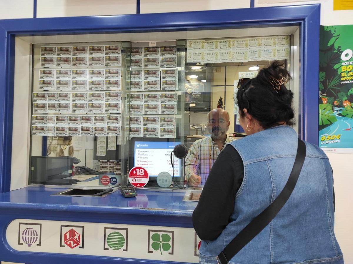 Administración de loterías en la calle Carmen de Aguilar de la Frontera, donde se ha vendido una serie del segundo premio.