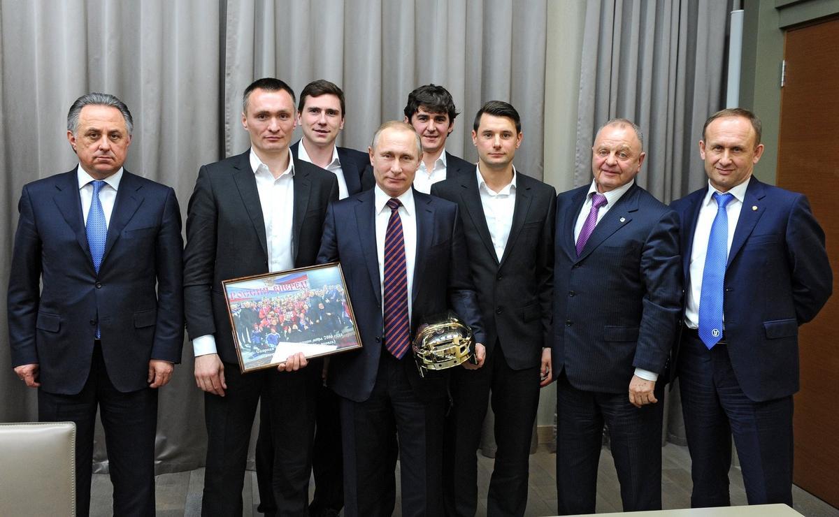 Vladimir Putin durante la recepción a la selección rusa de bandy, campeona del mundo en 2016.