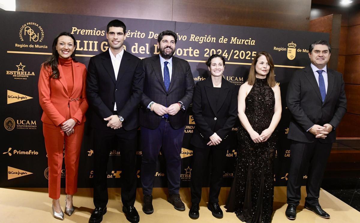 Carlos Alcaraz y Ana Carraso, con Fernando López Miras, Carmen Conesa, Carmen Riansares y Pedro Julio de Zafra