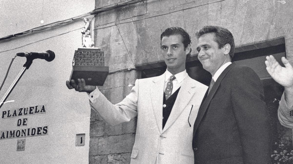 Finito de Córdoba recoge de manos del entonces alcalde Herminio Trigo el Trofeo Manolete de1994