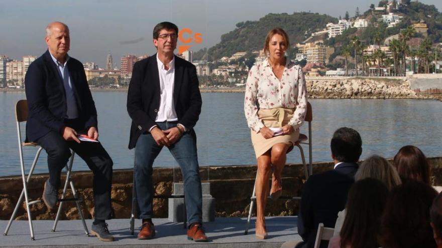 Juan Marín junto a Javier Imbroda y María José Torres, ayer, en los Baños del Carmen.