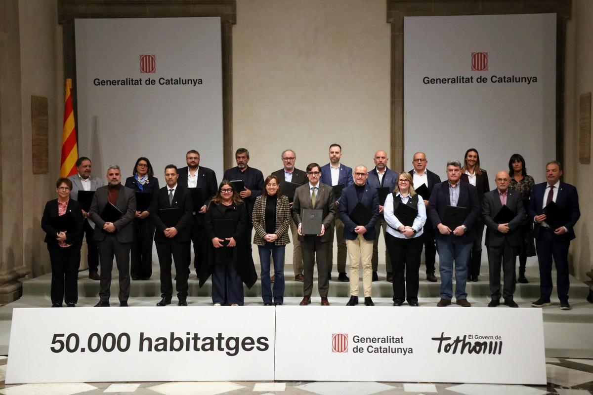 El president de la Generalitat, Salvador Illa, i la consellera de Territori, Habitatge i Transició Ecològica, Sílvia Paneque, amb els alcaldes que han firmat el nou conveni per licitar solars.