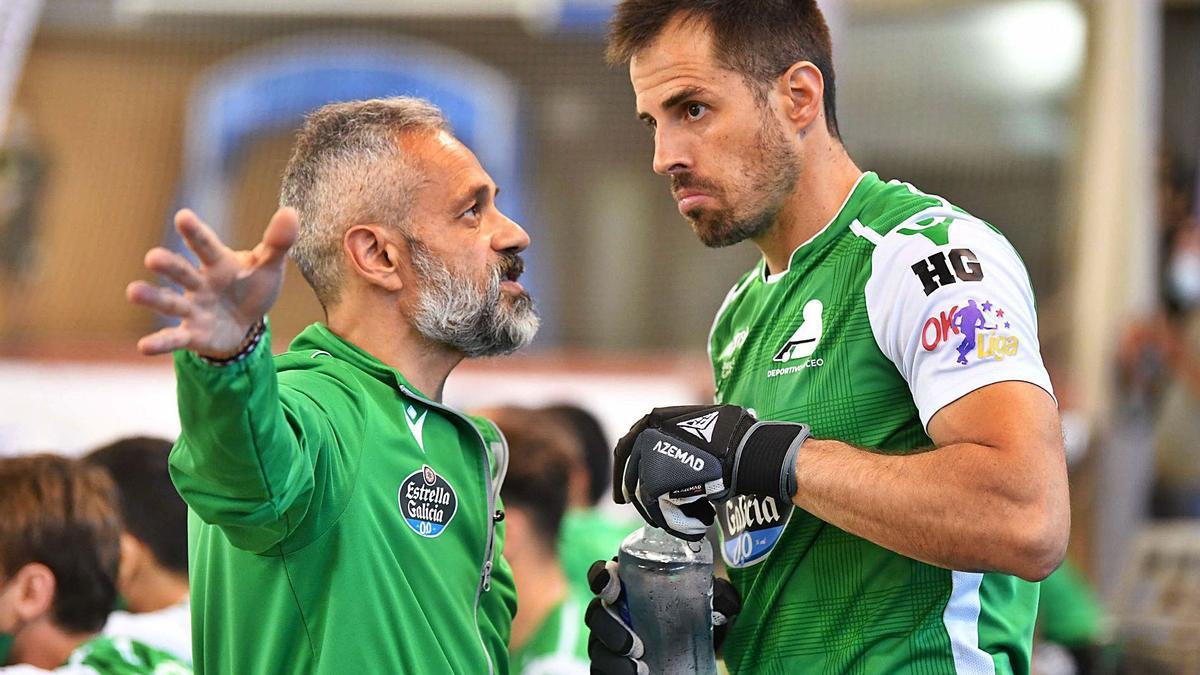 Juan Copa da indicaciones a Jordi Adroher antes de entrar a la pista durante la final de la Copa del Rey contra el Barça. |  // VÍCTOR ECHAVE