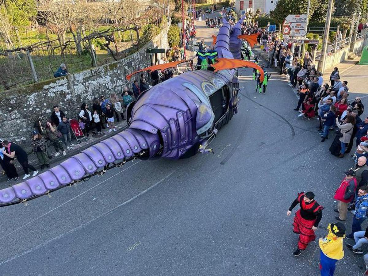 Desfile de una carroza de un dragón por las calles del municipio de Cortegada.   | // FDV