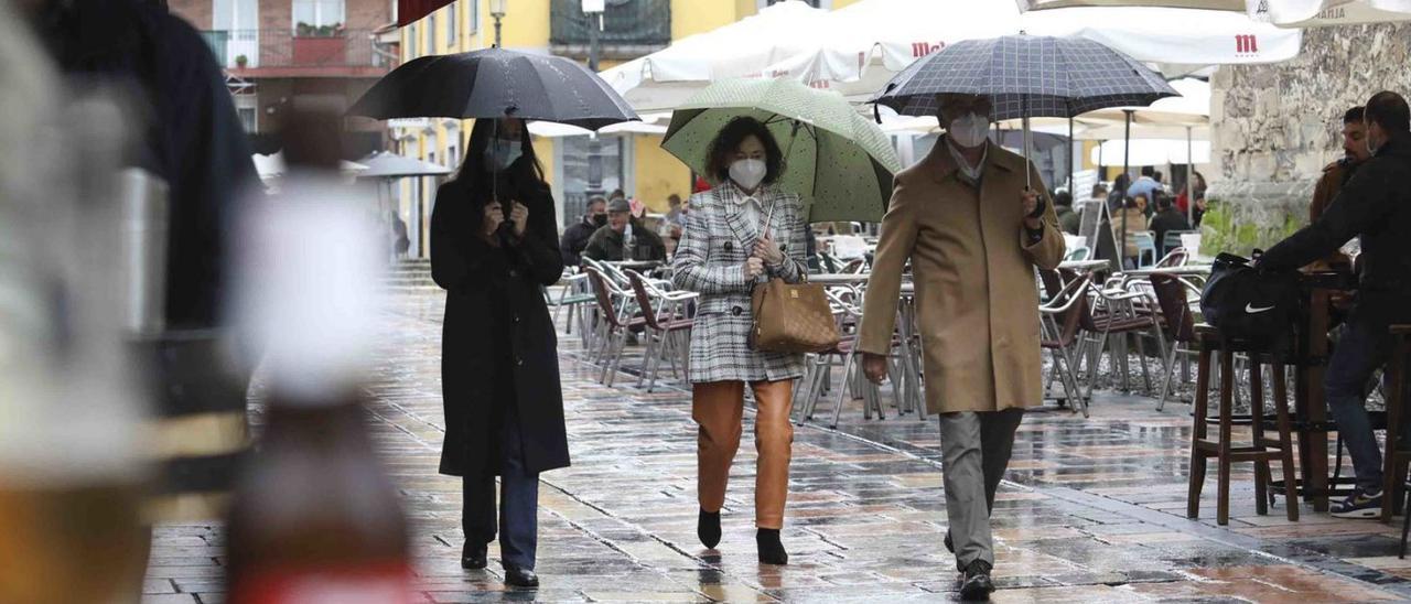 Terrazas en el barrio de Sabugo, en Avilés, durante las pasadas fiestas navideñas. | Ricardo Solís