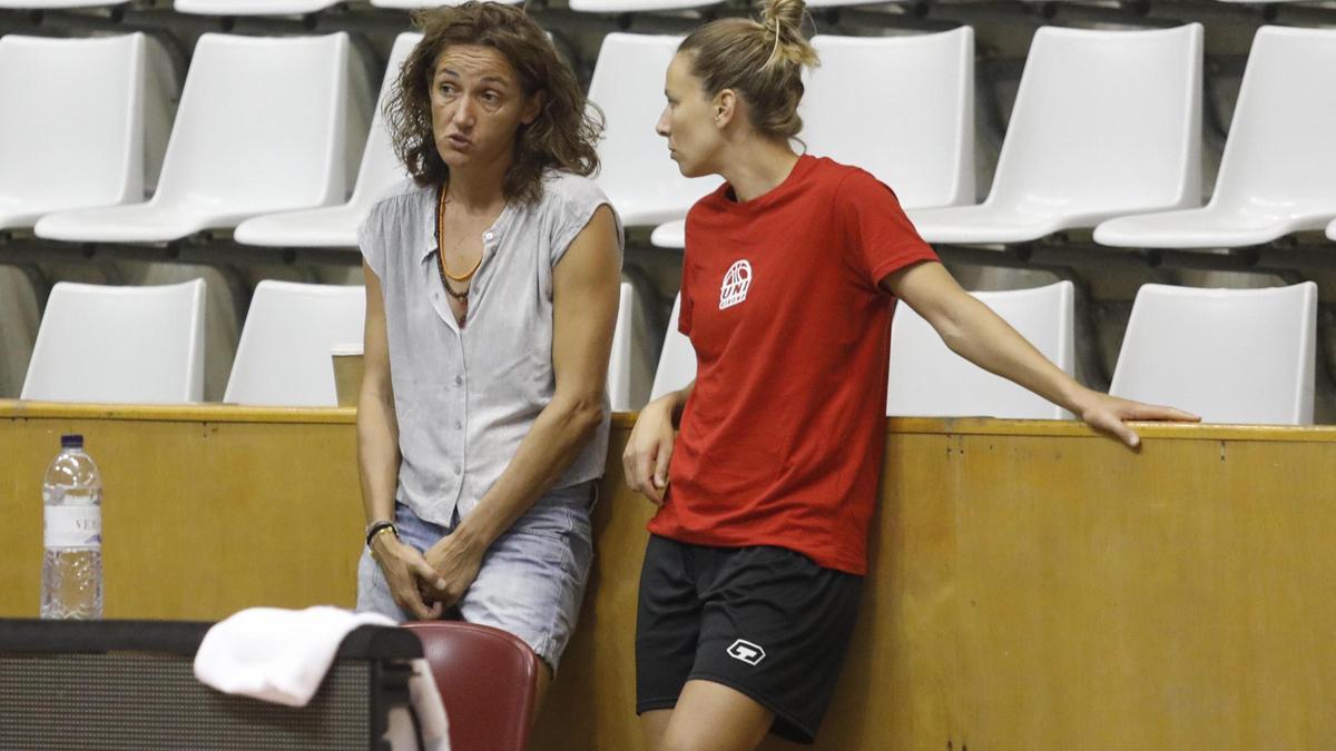 Laia Palau amb Sandra Ygueravide, al pavelló de Fontajau.