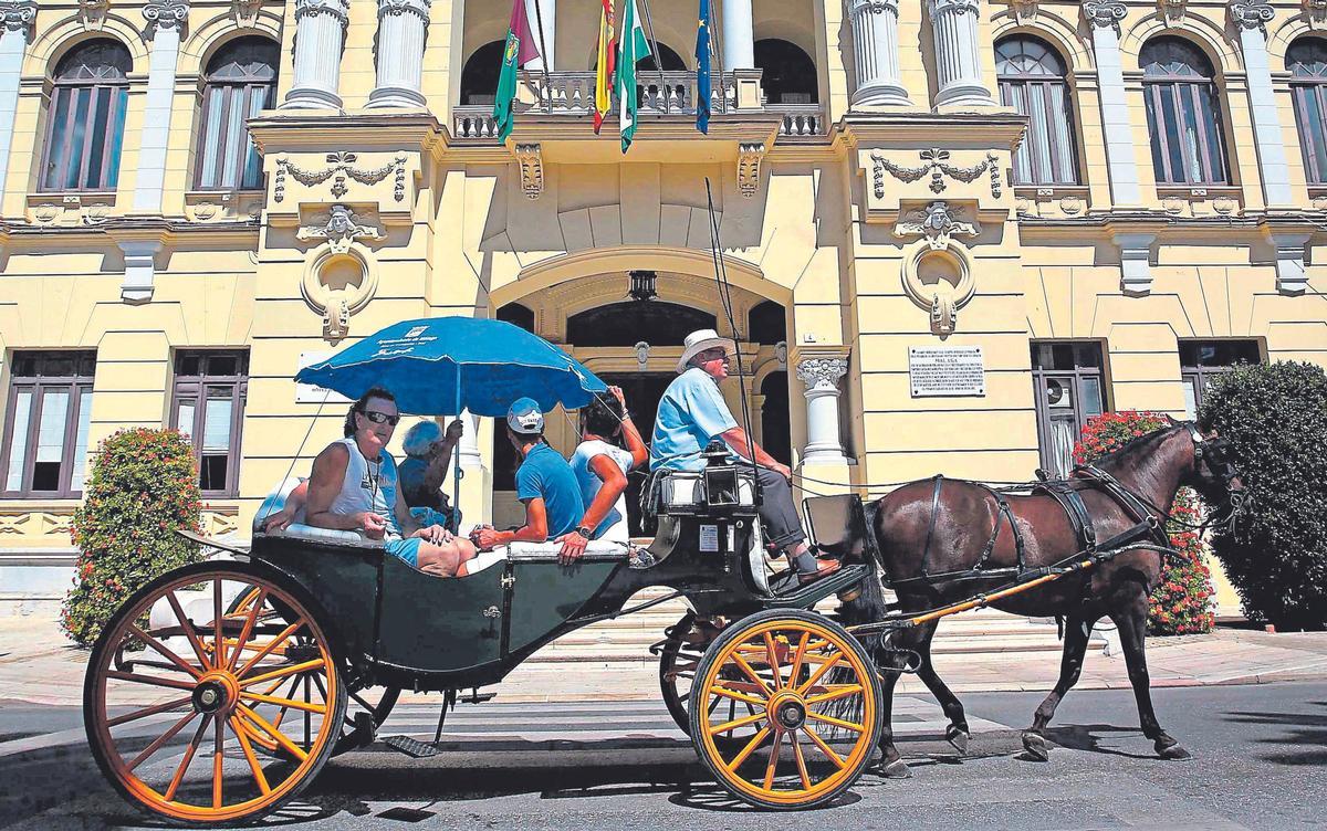 Coche de caballos por el Ayuntamiento, en una fotografía de archivo.