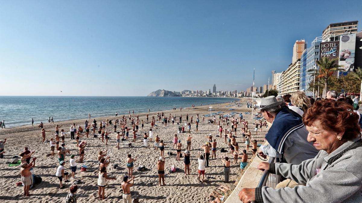 aubelos haciendo gimansia en la playa imserso abuelos viejos jubilados iaios tercera edad