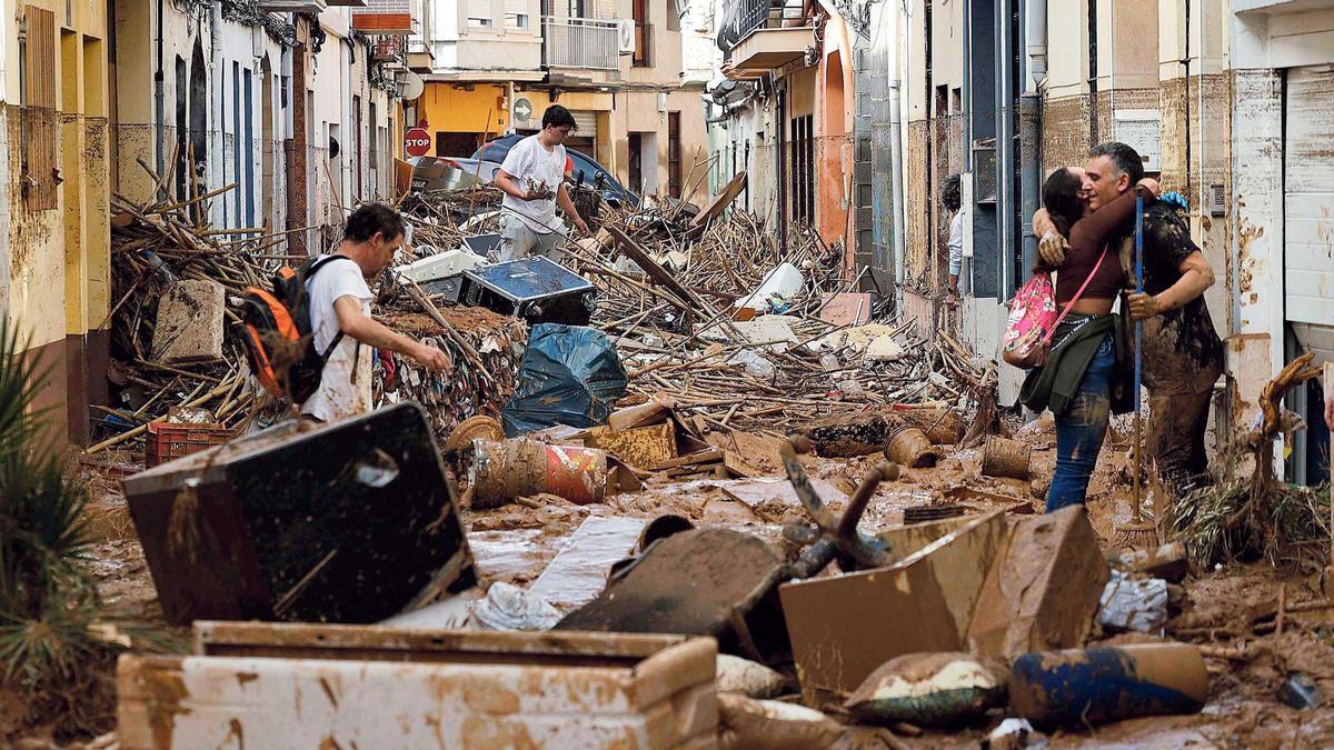 Vecinos de Paiporta retiran escombros dos días después de la tragedia