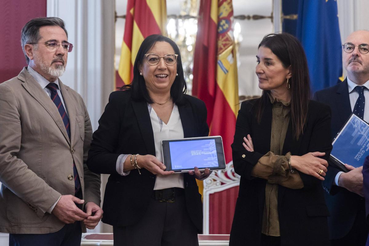 Ruth Merino, conselleria de Hacienda, entrega el proyecto de presupuestos 2025 a la presidenta de les Corts, Llanos Massó.