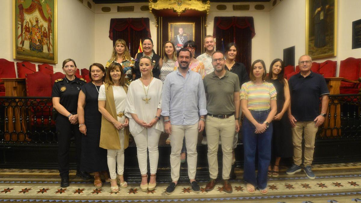 Miembros del equipo de gobierno y la oposición junto a funcionarios y una represenante de Elche Acoge tras la lectura del manifiesto por el día del Orgullo