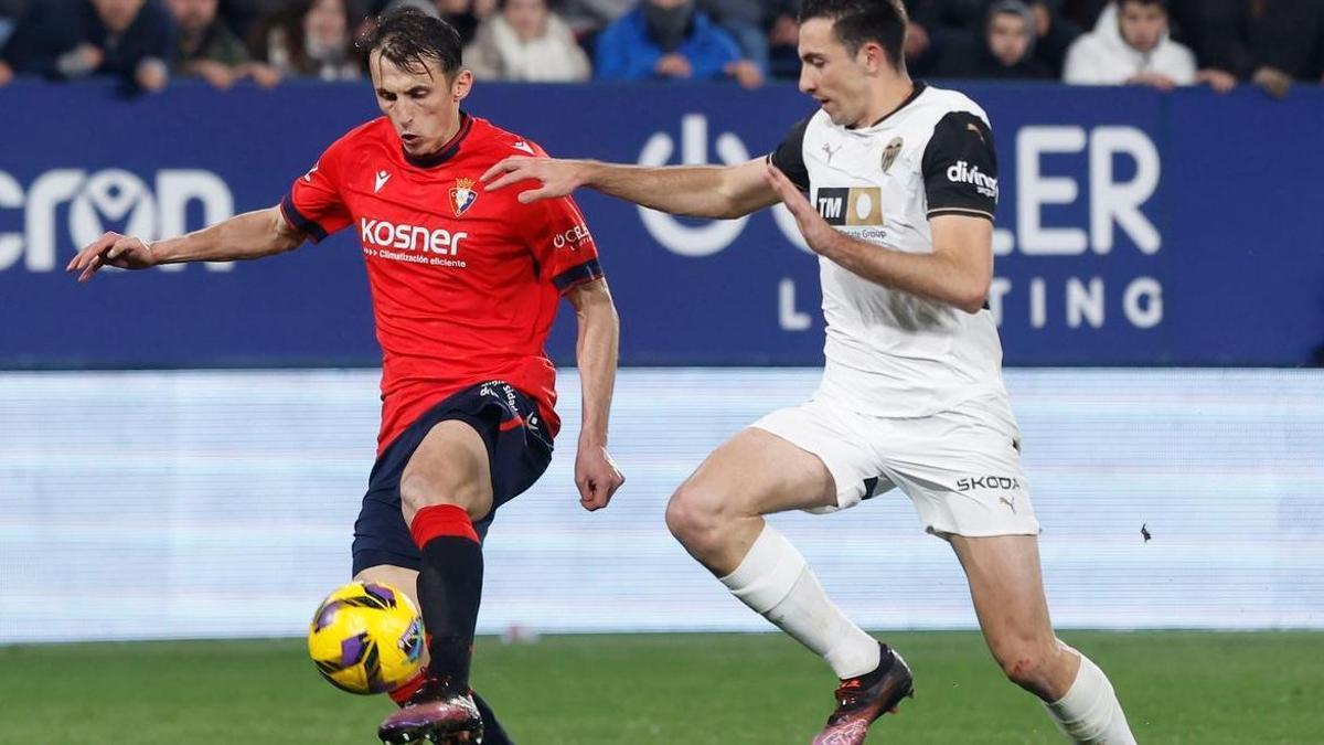 Tárrega marca de ecrca a Budimir en el partido de la pasada campaña (3-3)