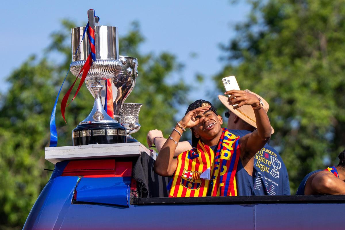 Lamine Yamal la rúa del Barça por las calles de Barcelona