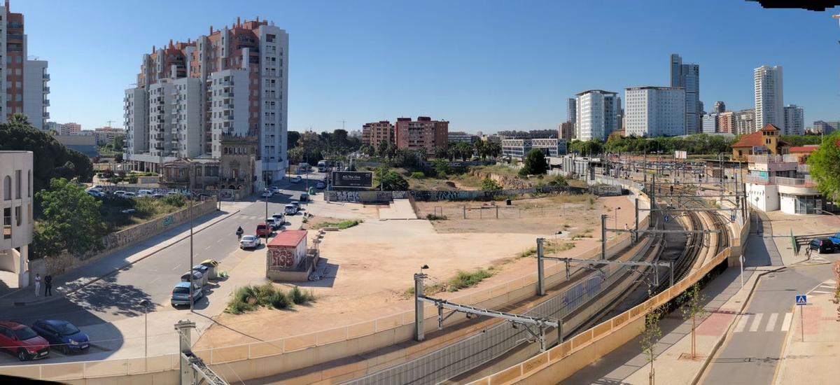 A la izquierda, el chalet Garín, en medio las vías del tren a la altura del soterramiento y a la derecha la caseta donde estaba el centro social, ahora cerrada.