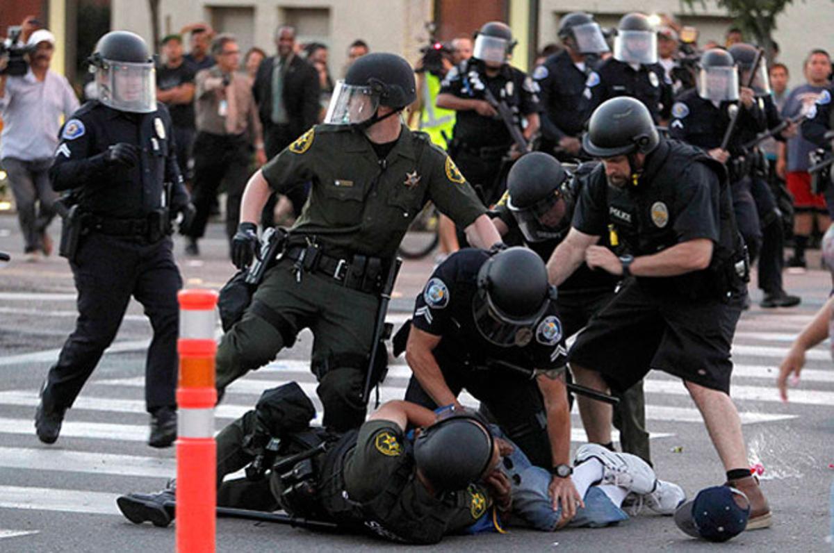 Un manifestant, arrestat durant una protesta per les morts d’almenys dos civils per trets de la policia a Anaheim (Califòrnia).